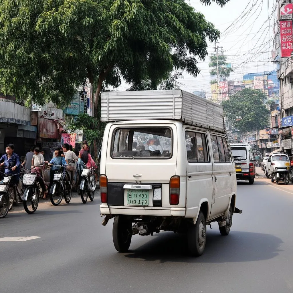 Xe tải van di chuyển trên đường phố Hà Nội