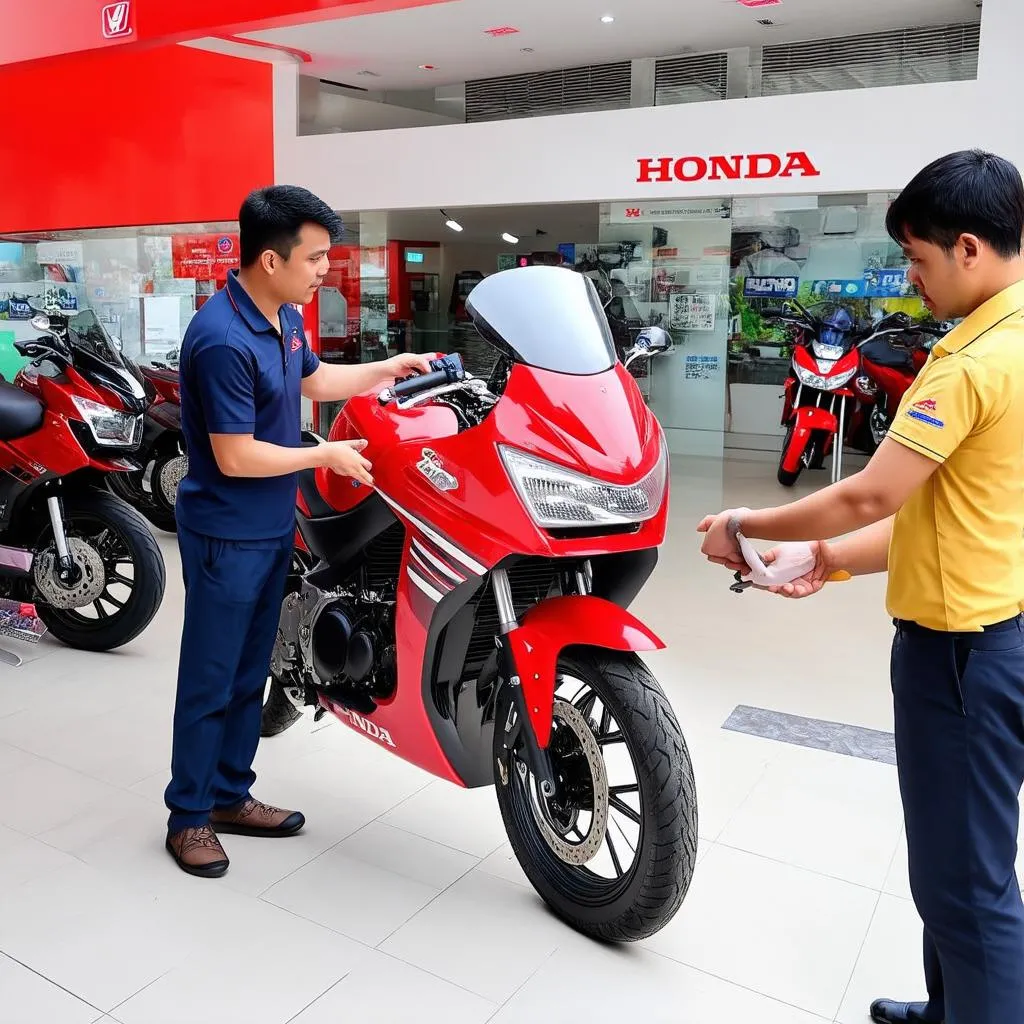 Khách hàng đang xem xe máy Honda tại cửa hàng