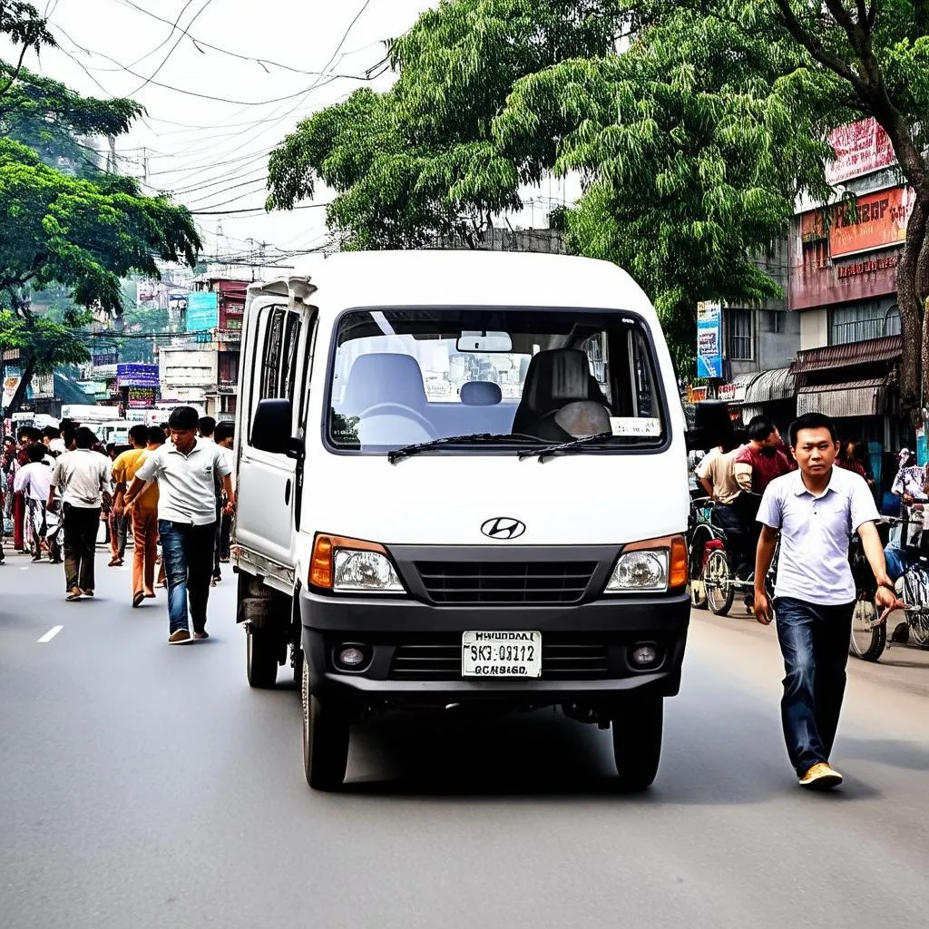 Xe tải van Hyundai H150 chạy trên đường phố Hà Nội đông đúc