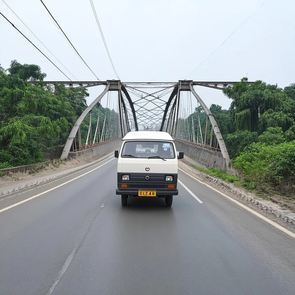 Xe tải van di chuyển trên cầu Long Biên